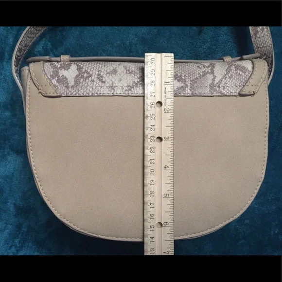 Universal Thread Tan Snakeskin Crossbody New - Picture 7 of 13